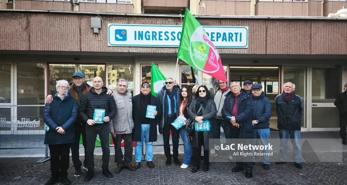 <p>Reggio, sit-in di Avs davanti al Gom: «In Calabria sanità al collasso, una legge speciale per dichiarare l'emergenza»</p>