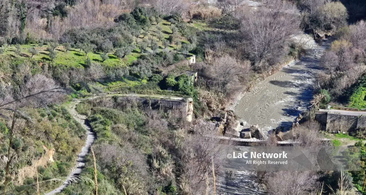 Maltempo, crolla il ponte Corace sulla Statale 19 nel Catanzarese: era stato già chiuso al traffico\n
