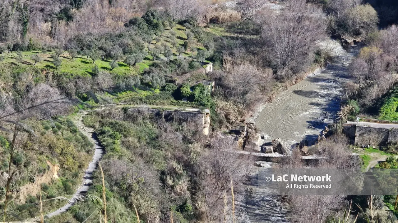 Maltempo, crolla il ponte Corace sulla Statale 19 nel Catanzarese: era stato già chiuso al traffico\n