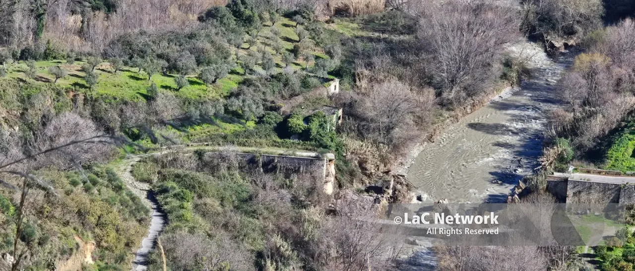 Maltempo, crolla il ponte Corace sulla Statale 19 nel Catanzarese: era stato già chiuso al traffico\n