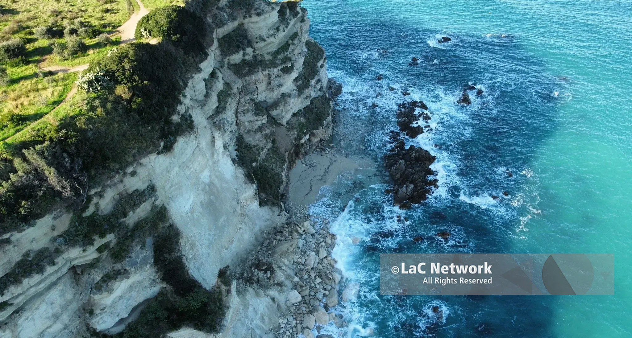 Tropea, nuova ferita inferta dal maltempo: frana la parete di arenaria sulla spiaggia “Petri i mulinu”\n