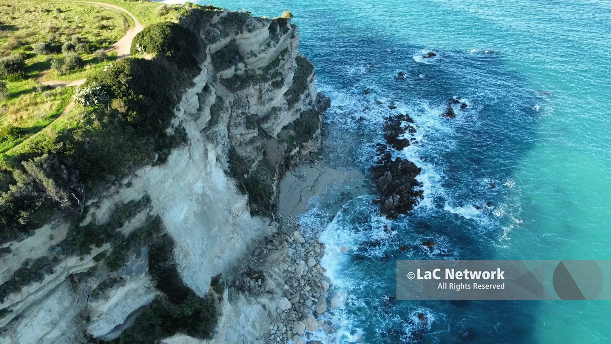 Tropea, nuova ferita inferta dal maltempo: frana la parete di arenaria sulla spiaggia “Petri i mulinu”\n
