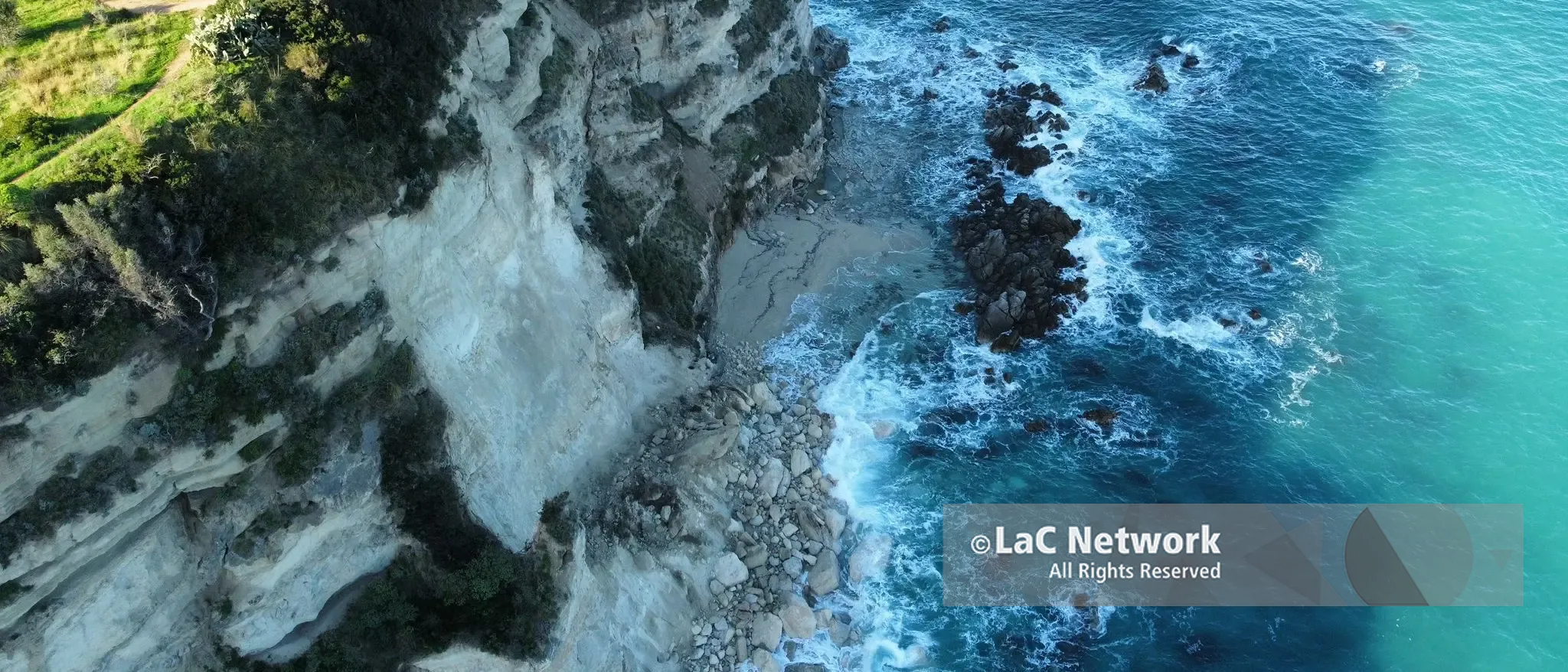 Tropea, nuova ferita inferta dal maltempo: frana la parete di arenaria sulla spiaggia “Petri i mulinu”\n