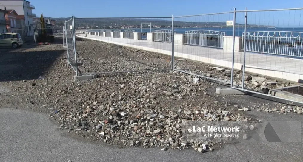 Vibo Marina, in piazza della Capannina il nuovo lungomare da 856mila euro è già a pezzi\n