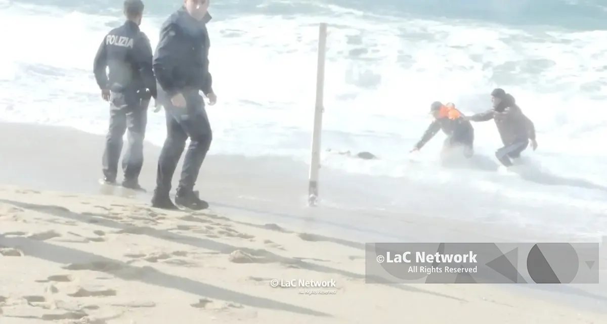 La marea dei giusti (e dei dimenticati). Perché il Tirreno ha deciso di sputare il nostro silenzio\n