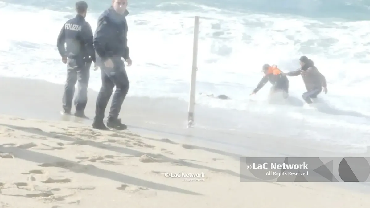 La marea dei giusti (e dei dimenticati). Perché il Tirreno ha deciso di sputare il nostro silenzio\n