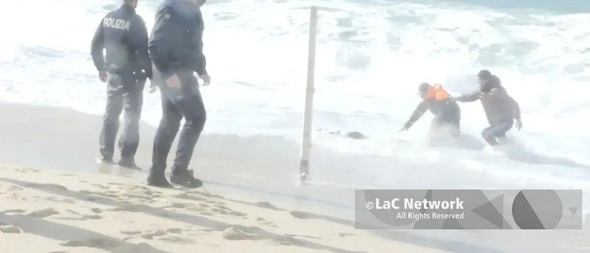 La marea dei giusti (e dei dimenticati). Perché il Tirreno ha deciso di sputare il nostro silenzio\n