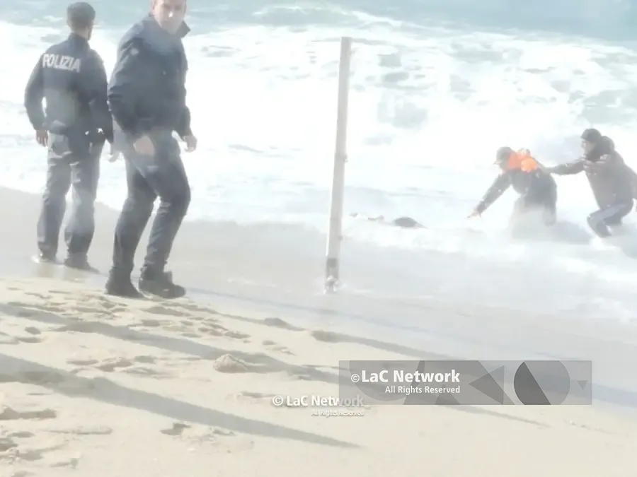 La marea dei giusti (e dei dimenticati). Perché il Tirreno ha deciso di sputare il nostro silenzio