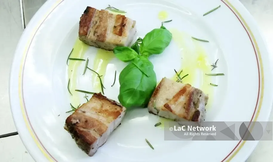 Sapori in classe, il progetto scolastico dedicato al rito del maiale in Calabria approda su LaC Storie\n