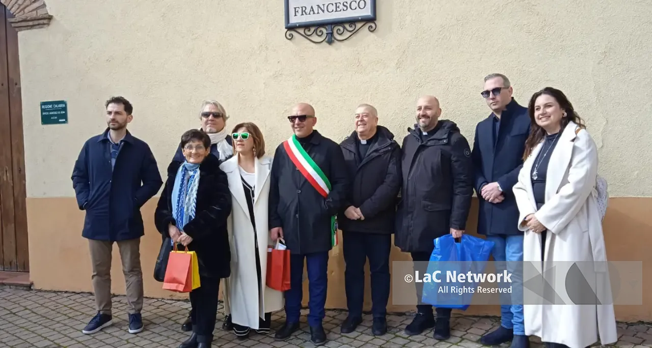 Ad Acri la prima piazza italiana dedicata a Papa Francesco, dal Piemonte anche la signora Orsola: «Porto i saluti dei parenti di Bergoglio»\n