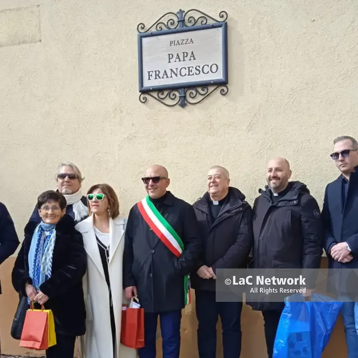 Ad Acri la prima piazza italiana dedicata a Papa Francesco, dal Piemonte anche la signora Orsola: «Porto i saluti dei parenti di Bergoglio»\n