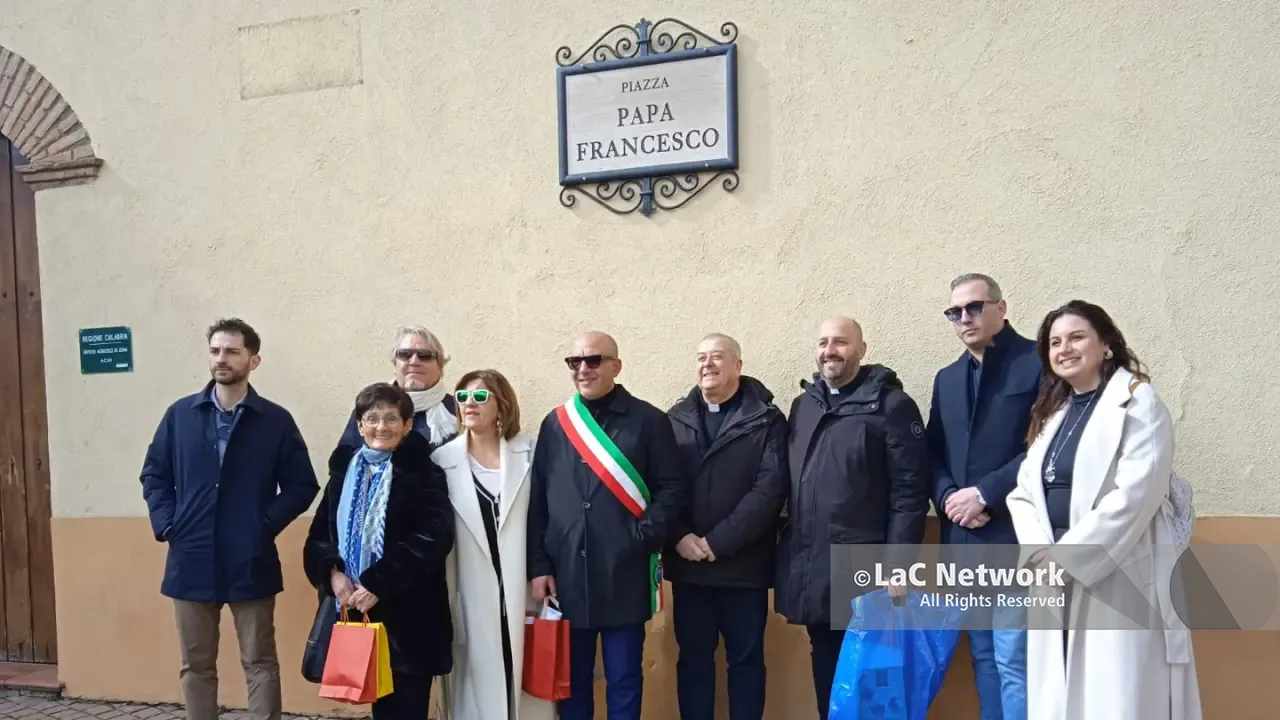 <p>Ad Acri la <span style=\"color:hsl(0, 75%, 60%);\">prima piazza italiana</span> dedicata a Papa Francesco, dal Piemonte anche la signora Orsola: «Porto i saluti dei parenti di Bergoglio»</p>