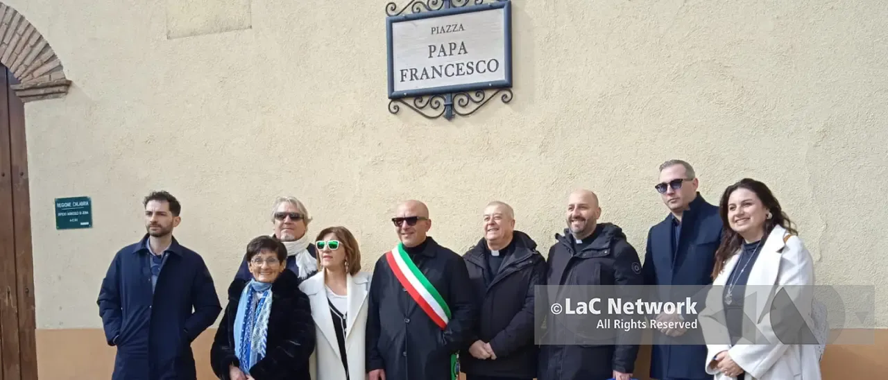 Ad Acri la prima piazza italiana dedicata a Papa Francesco, dal Piemonte anche la signora Orsola: «Porto i saluti dei parenti di Bergoglio»\n