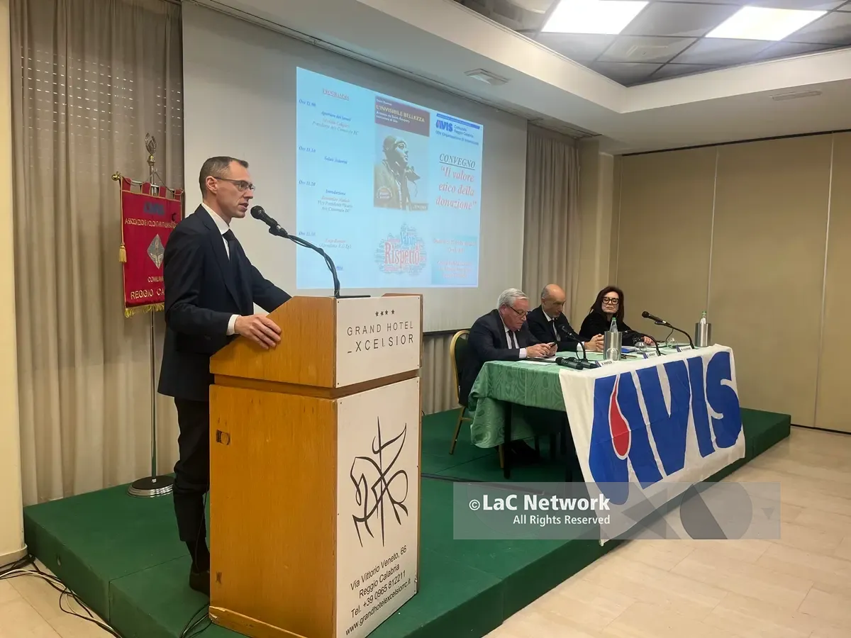 L'Avis Reggio rende merito all'Arma per le 300 sacche raccolte alla scuola Allievi ma avverte: «Occorre fidelizzare la cittadinanza»\n