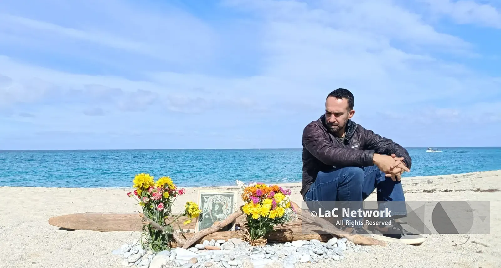 Fiori e silenzio sulla spiaggia di Tropea nel punto in cui il mare ha restituito il corpo di un\u00A0migrante\n
