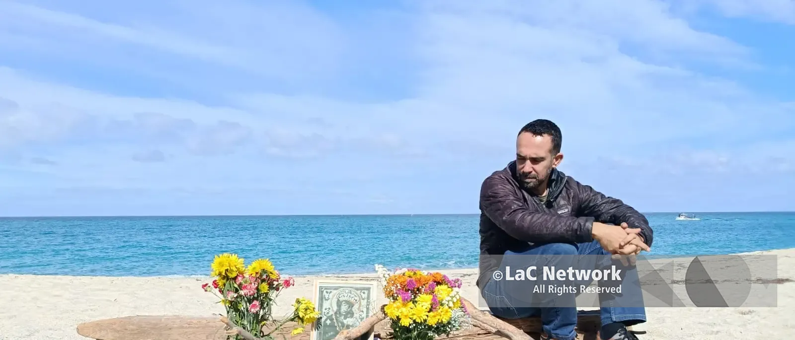 Fiori e silenzio sulla spiaggia di Tropea nel punto in cui il mare ha restituito il corpo di un\u00A0migrante\n
