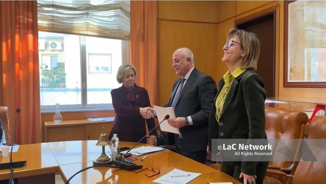 <p>La firma dell'accordo a Cosenza</p>\\n