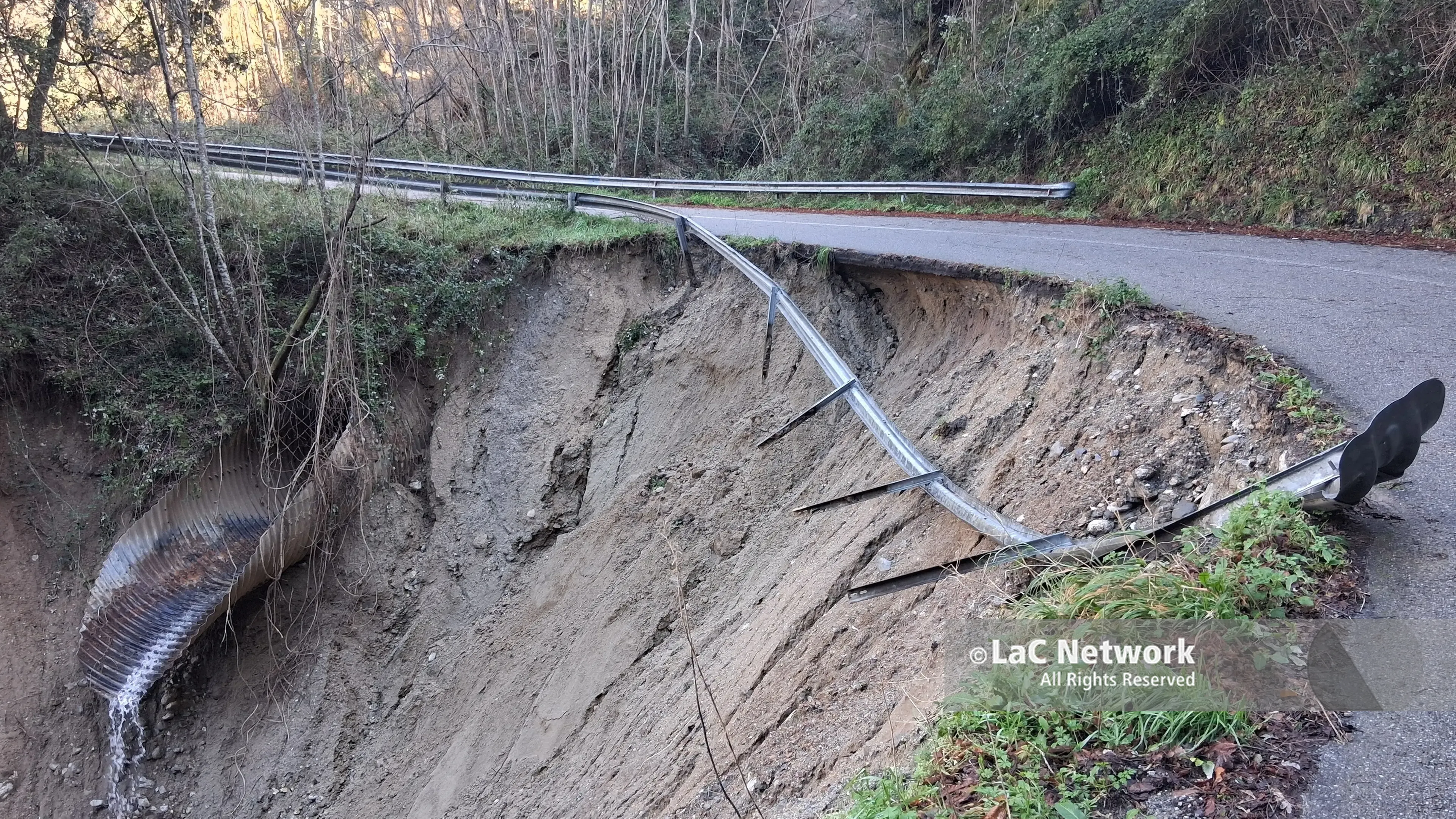 <p><span style=\"color:hsl(0, 75%, 60%);\">Territori devastati </span>dopo l’ondata di maltempo, nelle aree interne viabilità al collasso tra strade chiuse e ordinanze di sgombero</p>