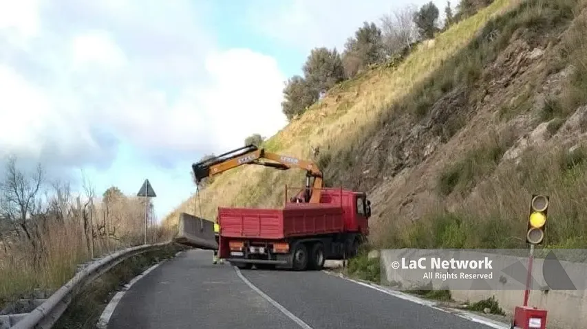 <p>La rimozione dei blocchi di cemento lungo la Sp n.15</p>\\n