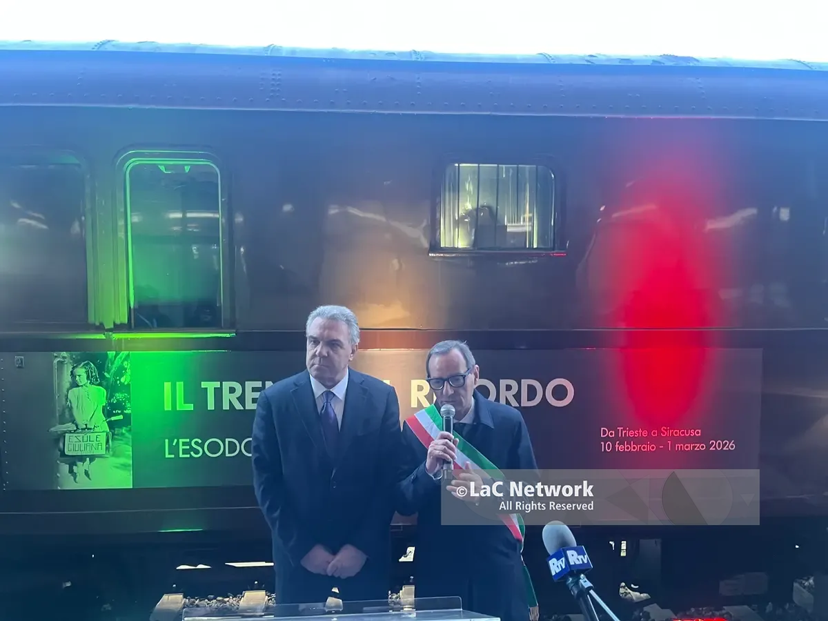 La tragedia della Foibe e l’esilio giuliano – dalmata, al binario 1 della stazione di Reggio sosta fino a domani il Treno del Ricordo\n