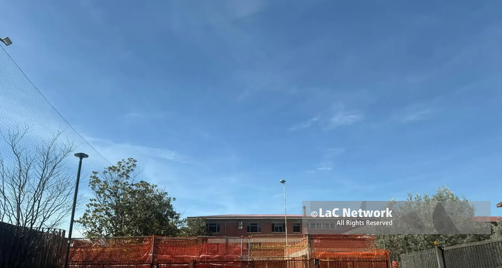 Al via un concorso di idee per rinverdire Commenda. Novità anche sulla vecchia scuola elementare dai mattoni rossi\n