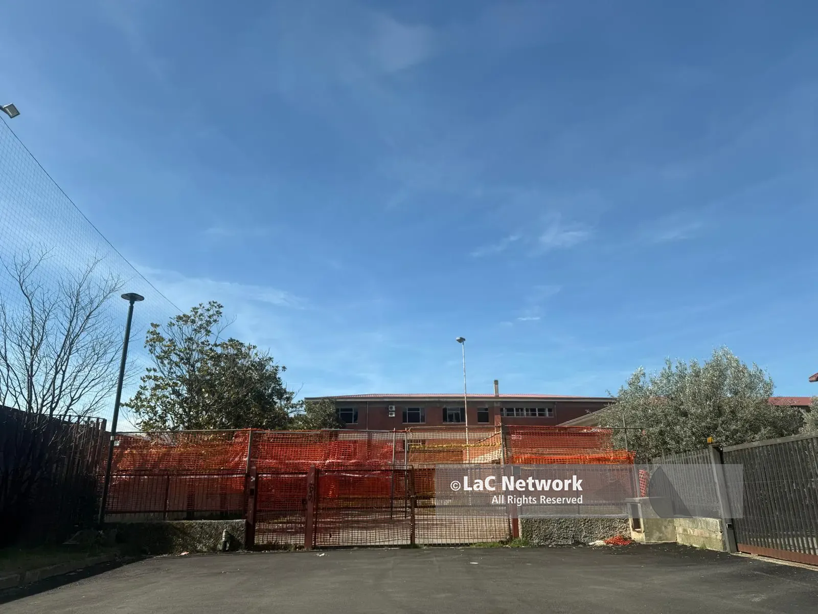 Al via un concorso di idee per rinverdire Commenda. Novità anche sulla vecchia scuola elementare dai mattoni rossi\n