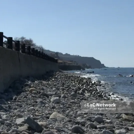Litorale cementificato e fiumare tombate: così l’erosione costiera sta mangiando le spiagge di Ricadi\n