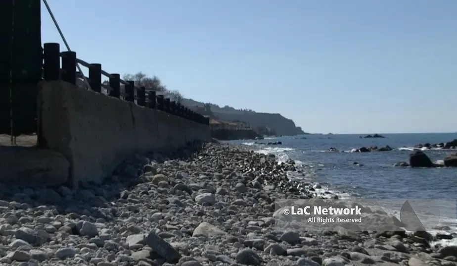Litorale cementificato e fiumare tombate: così l’erosione costiera sta mangiando le spiagge di Ricadi\n