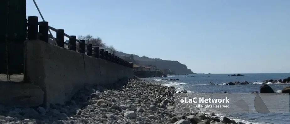 Litorale cementificato e fiumare tombate: così l’erosione costiera sta mangiando le spiagge di Ricadi\n