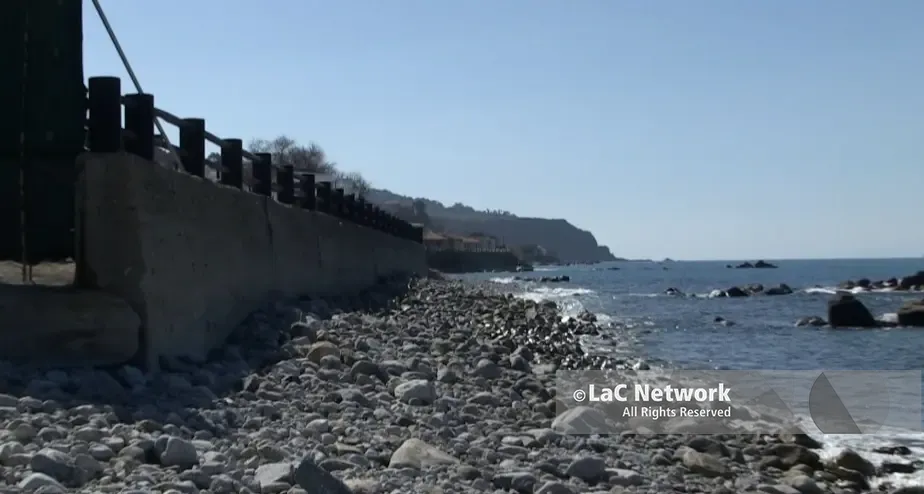 La costa annega\u00A0nel cemento: così nel Vibonese l’erosione sta mangiando le spiagge più belle della Calabria\n