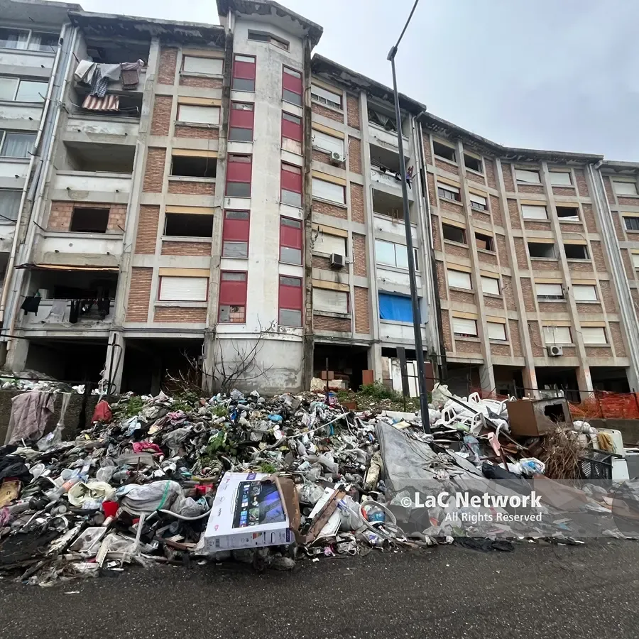 <p>Arghillà è (ancora) un caso tra illegalità e rifiuti: all’orizzonte solo tre interventi di rigenerazione urbana</p>