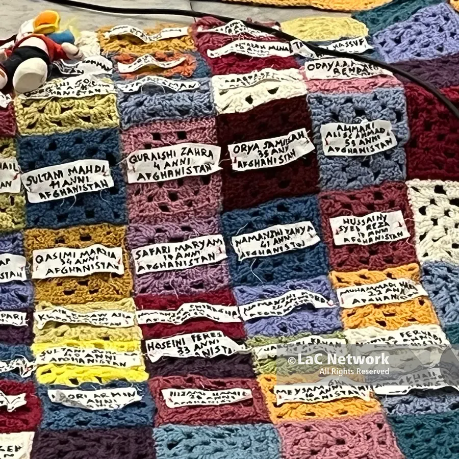 A Reggio la coperta della memoria per le vittime di Cutro: «Ricominceremo a cucire per non dimenticare anche chi non è sopravvissuto al ciclone Harry»\n