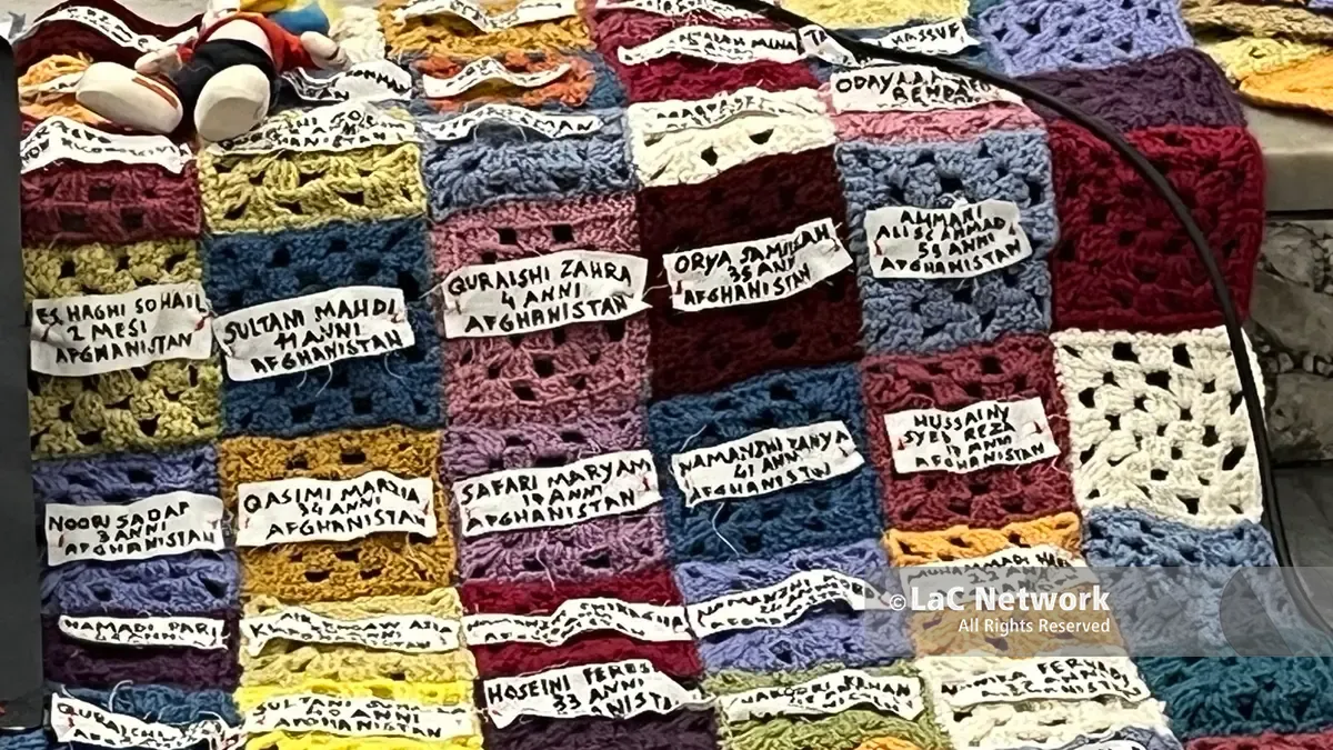 A Reggio la coperta della memoria per le vittime di Cutro: «Ricominceremo a cucire per non dimenticare anche chi non è sopravvissuto al ciclone Harry»\n