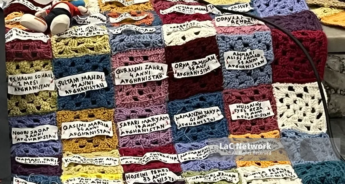 A Reggio la coperta della memoria per le vittime di Cutro: «Ricominceremo a cucire per non dimenticare anche chi non è sopravvissuto al ciclone Harry»\n