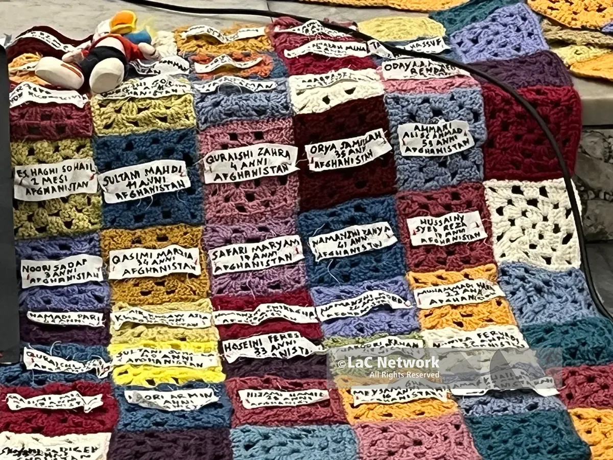 A Reggio la coperta della memoria per le vittime di Cutro: «Ricominceremo a cucire per non dimenticare anche chi non è sopravvissuto al ciclone Harry»\n