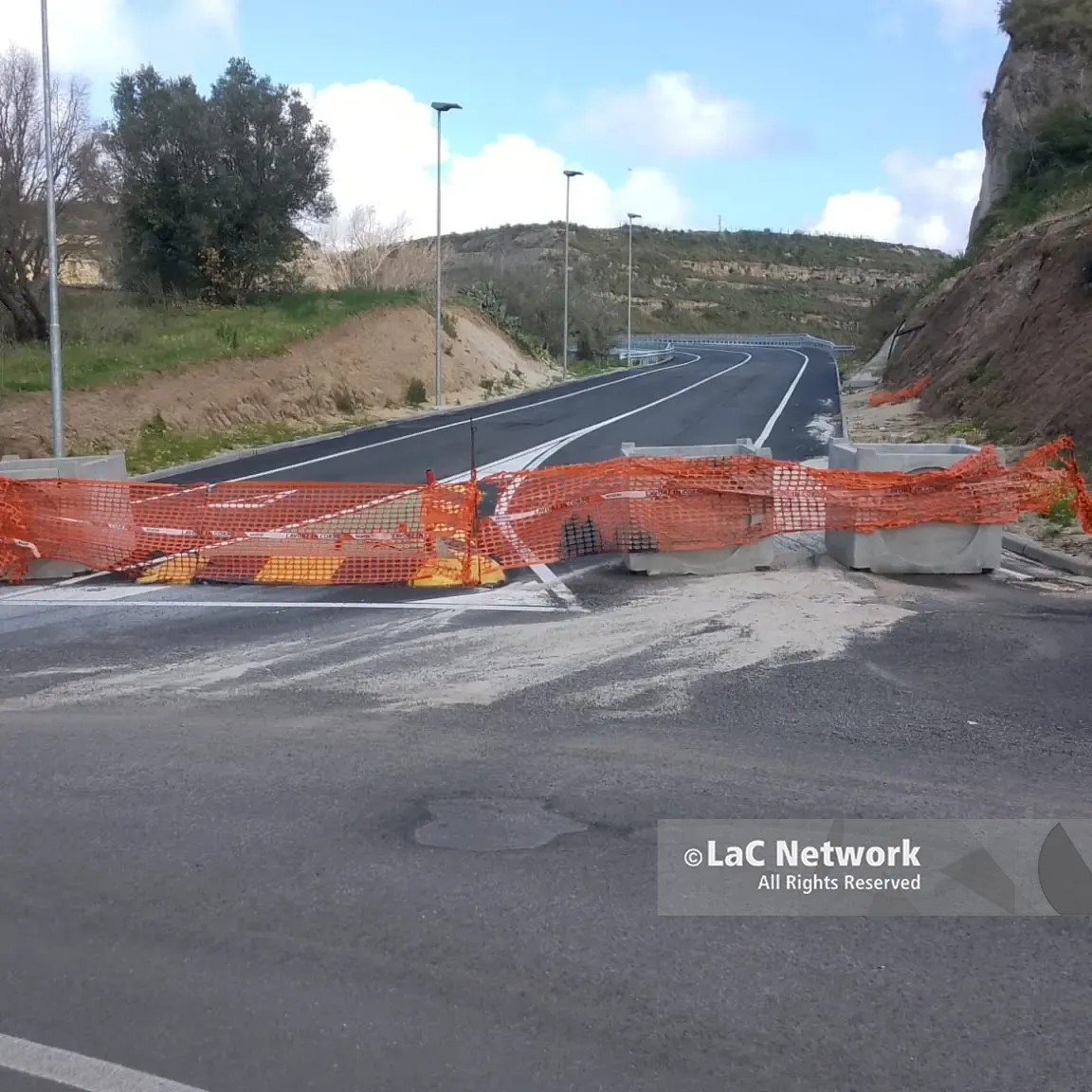 Variante di Caria, L’Andolina: «Collaudo in primavera ma fino ad allora stop al transito». E spuntano i blocchi di cemento\n