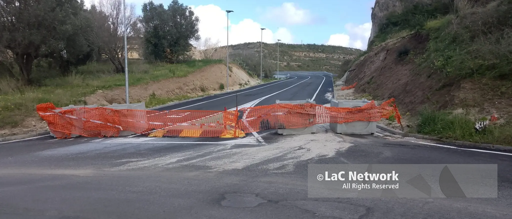 Variante di Caria, L’Andolina: «Collaudo in primavera ma fino ad allora stop al transito». E spuntano i blocchi di cemento\n