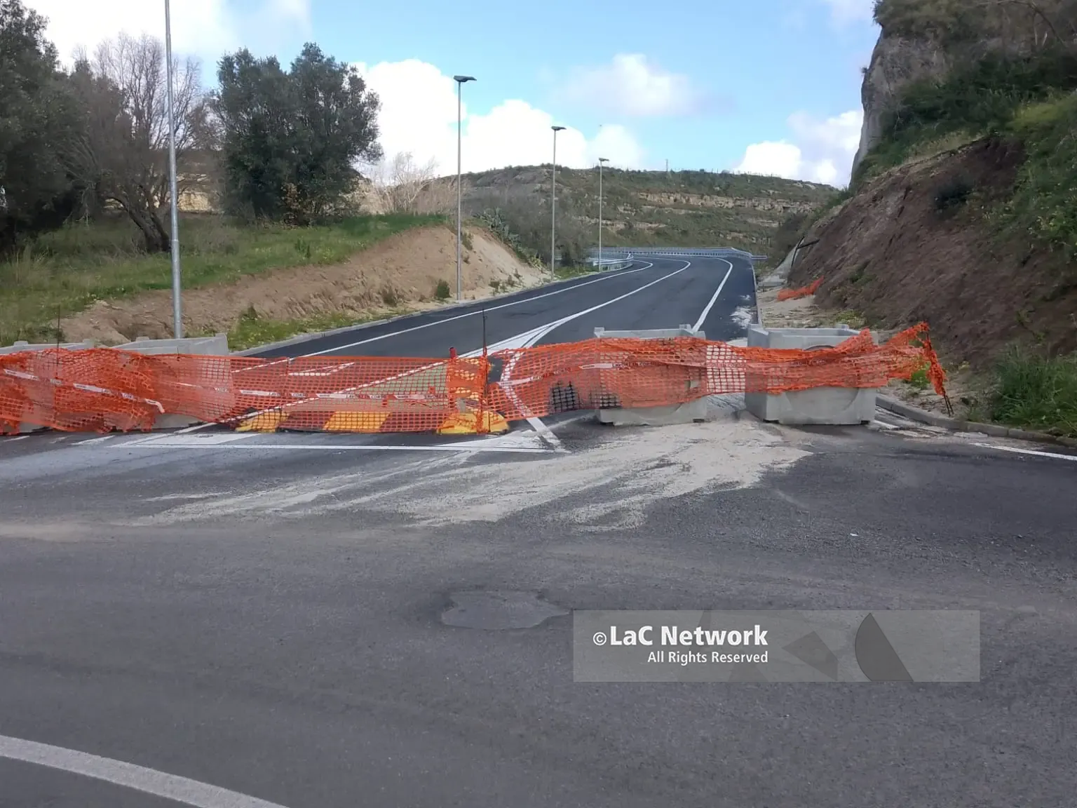 Variante di Caria, L’Andolina: «Collaudo in primavera ma fino ad allora stop al transito». E spuntano i blocchi di cemento