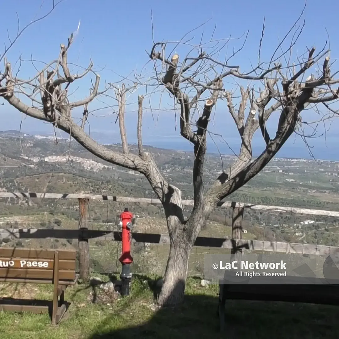 <p><span style=\"color:hsl(0, 75%, 60%);\">La rinascita dei borghi calabresi</span>, giovani e pensionati scelgono Santa Caterina. E c’è chi dal Canada sogna di aprire una scuola di cinema</p>