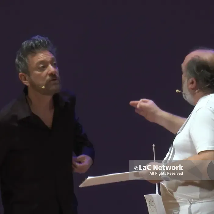 AMA Calabria, una serata entusiasmante con Sergio Assisi e Giuseppe Cantore in “Mi dimetto da uomo”