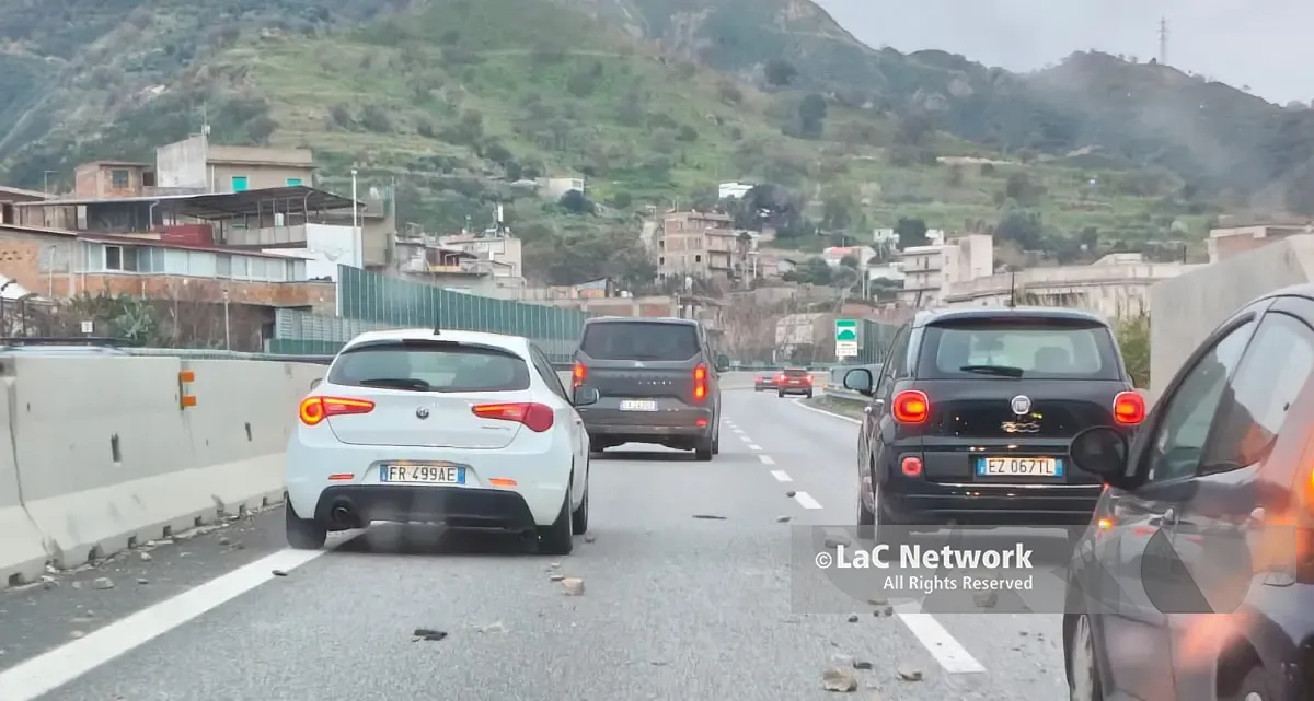 Reggio Calabria, sassi lanciati sull’autostrada dalla galleria Scaccioti: traffico bloccato verso sud\n