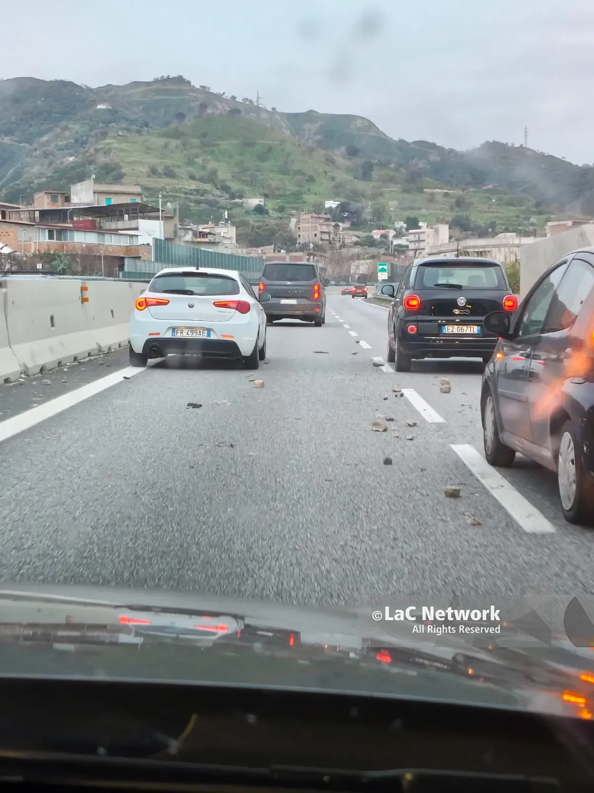 Reggio Calabria, sassi lanciati sull’autostrada dalla galleria Scaccioti: traffico bloccato verso sud\n