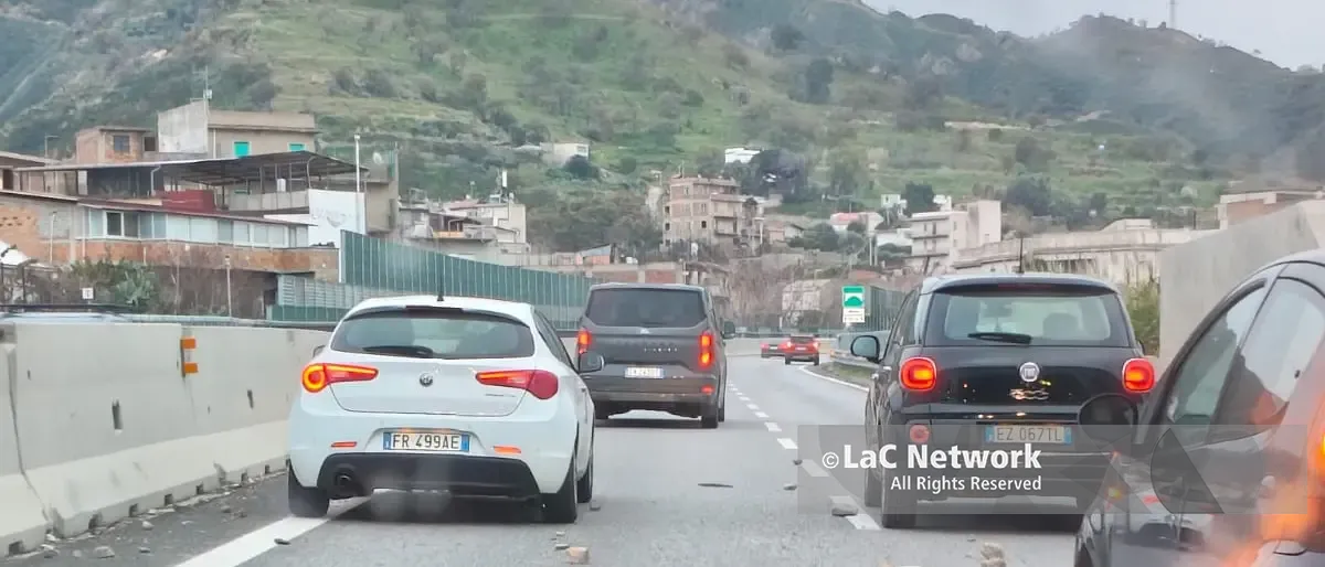 Reggio Calabria, sassi lanciati sull’autostrada dalla galleria Scaccioti: traffico bloccato verso sud\n