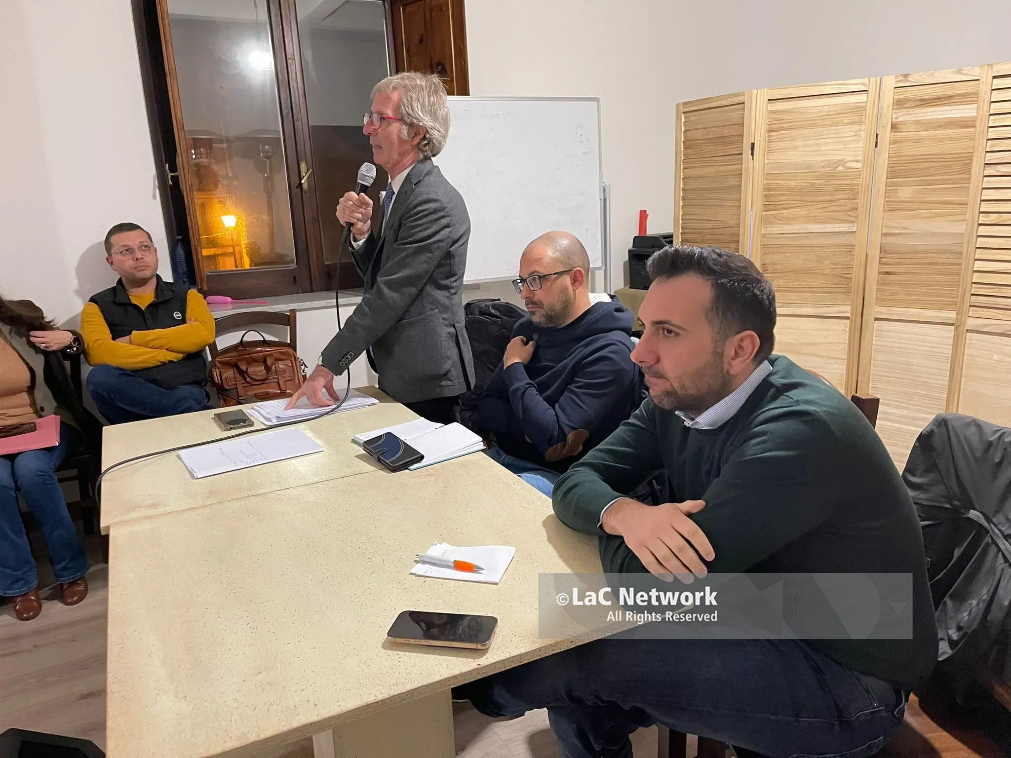 Fari accesi su Caulonia e la frana a Maietta, Cirillo ci mette la faccia: «Situazione costantemente monitorata, presto disponibili 4 milioni di euro»\n