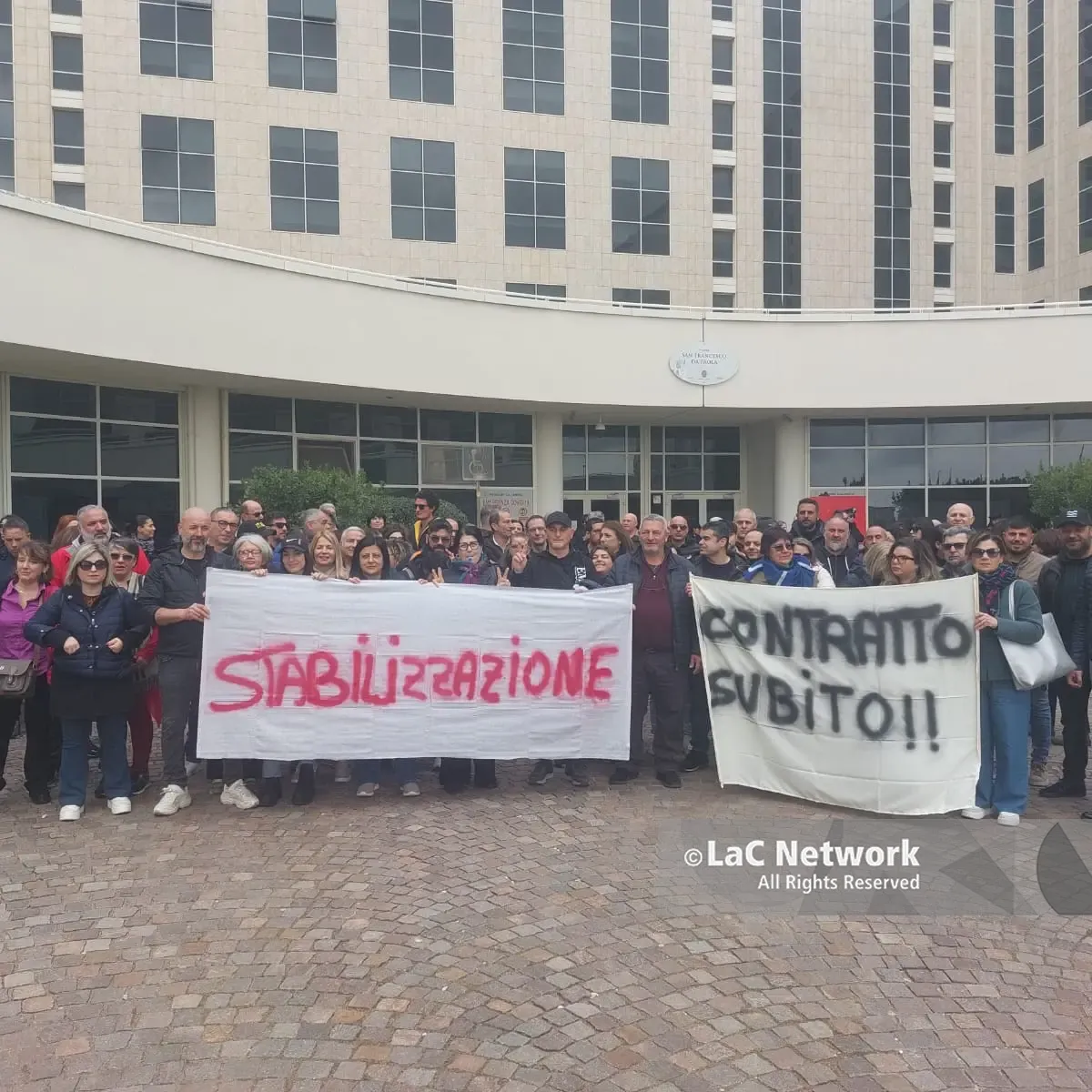 <p>Ex tirocinanti calabresi protestano davanti alla Regione: «Vogliamo stabilità e certezze»</p>