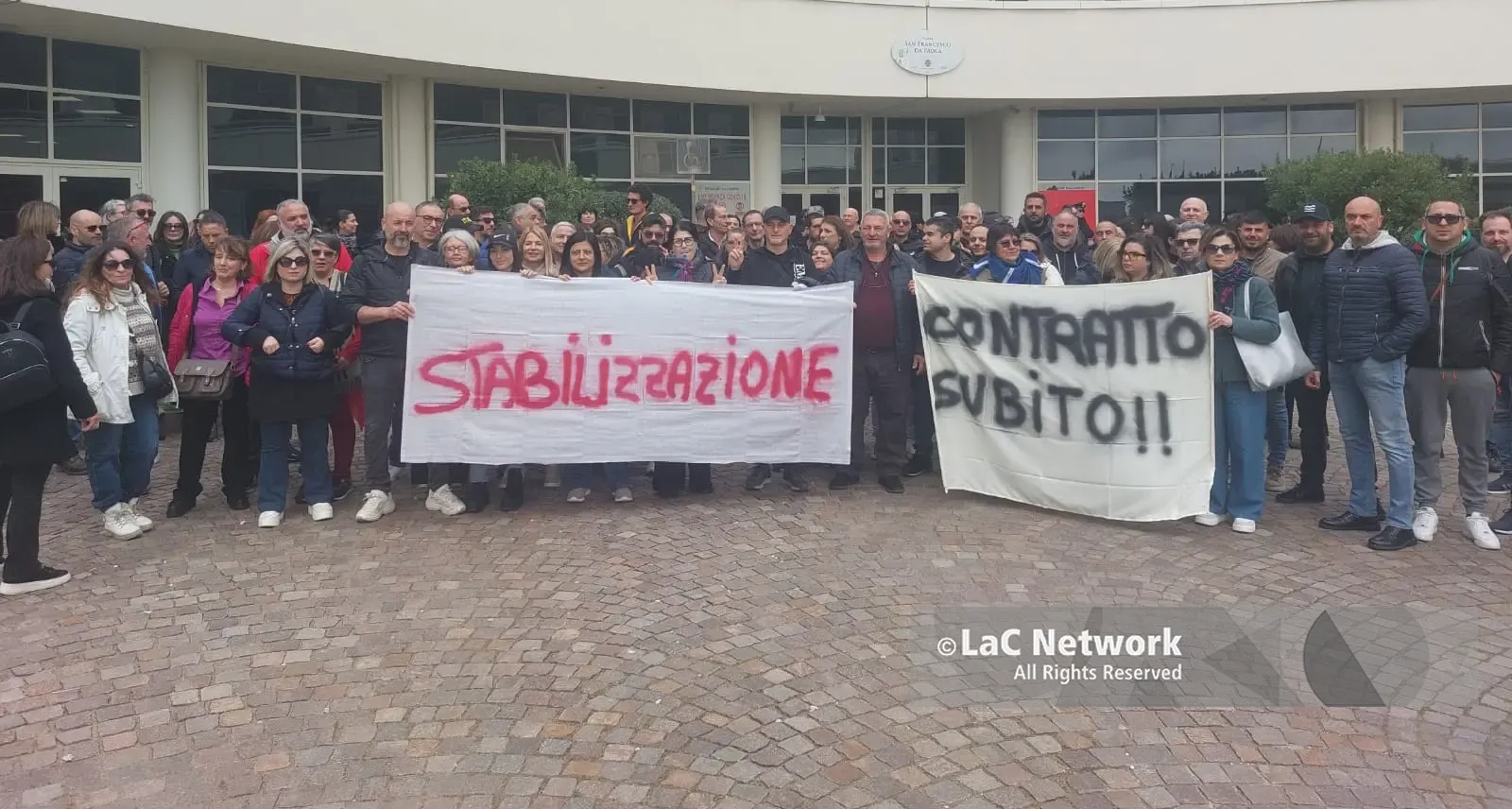 <p><span style=\"color:hsl(0, 75%, 60%);\">Ex tirocinanti </span>calabresi protestano davanti alla Regione: «Vogliamo stabilità e certezze»</p>