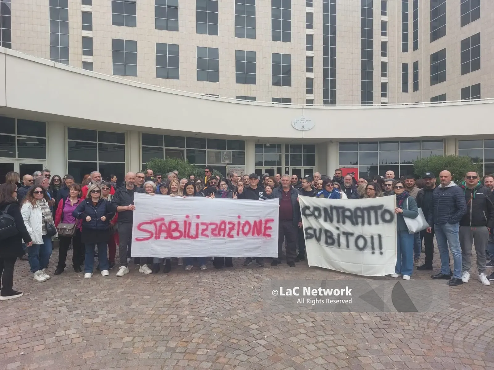 Ex tirocinanti calabresi protestano davanti alla Regione: «Vogliamo stabilità e certezze»\n\n\n