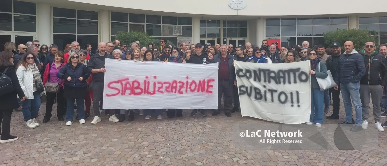 Ex tirocinanti calabresi protestano davanti alla Regione: «Vogliamo stabilità e certezze»\n\n\n