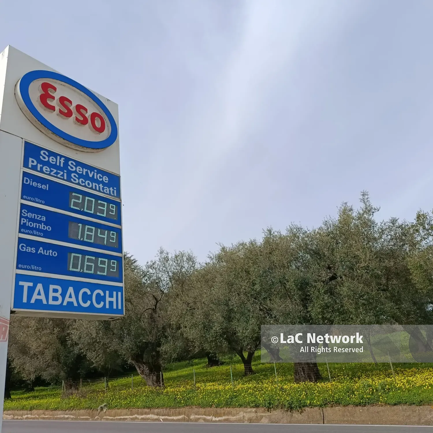 Diesel oltre i 2 euro al litro nel Vibonese,\u00A0cresce la corsa ai distributori. Un gestore: «Decidono le compagnie, noi non c’entriamo»\n