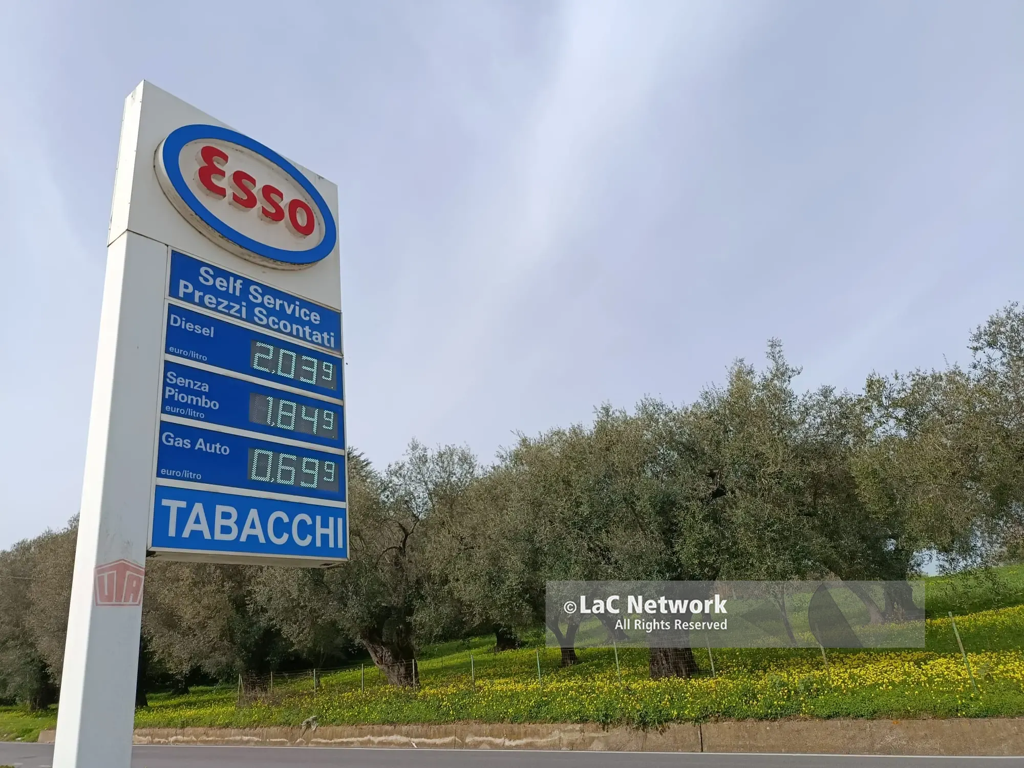 Diesel oltre i 2 euro al litro nel Vibonese, cresce la corsa ai distributori. Un gestore: «Decidono le compagnie, noi non c’entriamo»